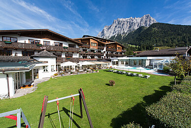 Gartenanlage vom Familienhotel Hotel Tirolerhof an der Zugspitze.