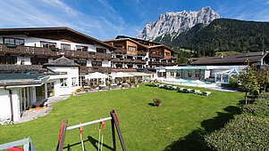 Gartenanlage vom Familienhotel Hotel Tirolerhof an der Zugspitze.
