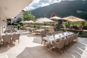 Sonnige Terrasse mit stilvoll gedeckten Tischen im Familienhotel Kindl.