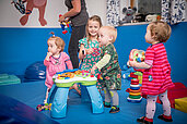 Kleinkinder spielen im Rahmen der Kinderbetreuung im Happy-Club im Familienhotel Landgut Furtherwirt in Tirol.