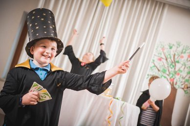 Zaubershow im Landgut Furtherwirt Kinder führen magische Tricks mit Hut und Zauberstab vor