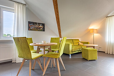 Eine Familiensuite mit gemütlicher Sitzecke im Familienhotel Ottonenhof im Sauerland.