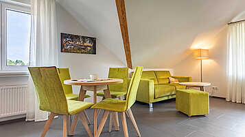Eine Familiensuite mit gemütlicher Sitzecke im Familienhotel Ottonenhof im Sauerland.