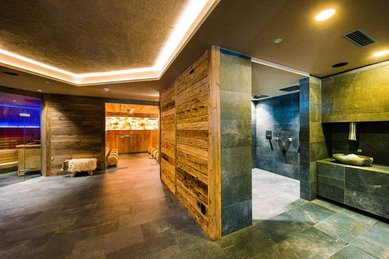 Der stilvolle Wellnessbereich des Familienhotel Alpura Retreat in Südtirol bietet wohltuende Rückzugsorte.