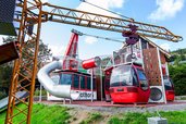 Außenspielbereich für Kinder mit Seilbahn, Rutschen und Gondel-Spielgeräten im Hotel Engel im Schwarzwald