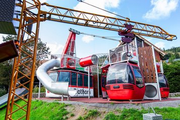 Außenspielbereich für Kinder mit Seilbahn, Rutschen und Gondel-Spielgeräten im Hotel Engel im Schwarzwald