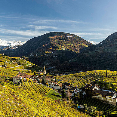 Da dürften selbst Teenager Freude an dem Ausblick haben: tolle Landschaft mit Bergen und Dorf in Südtirol im Sommer.