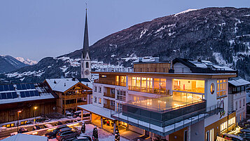 Außenansicht des Kinderhotels Stefan im Pitztal im Winter.