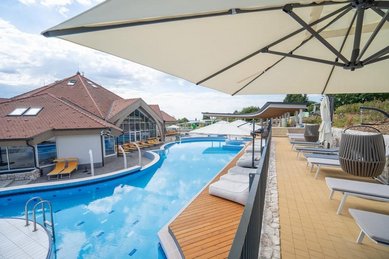 Der Außenpool im Familienhotel Kolping. 