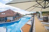 Der Außenpool im Familienhotel Kolping. 