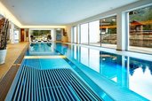 Blick auf den Panoramapool im Familienhotel Habachklause im Salzburger Land