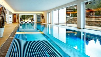 Blick auf den Panoramapool im Familienhotel Habachklause im Salzburger Land