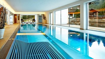 Blick auf den Panoramapool im Familienhotel Habachklause im Salzburger Land