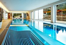 Blick auf den Panoramapool im Familienhotel Habachklause im Salzburger Land