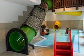 Das liebevoll gestaltete Kinderbecken mit Rutschen, Wasserspielen und Klettertunnel lädt kleine Wasserratten im Landgut Furtherwirt zum Entdecken ein
