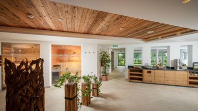 Moderner Wellnessbereich im Landgut Furtherwirt mit stilvoller Holzdecke, gemütlichen Saunen und einem einladenden Ruhebereich.