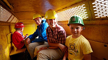 Familie der Fahrt mit der Grubenbahn im Harz.