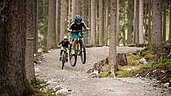 Familienhotel Alpenhof Dolomit Family mit Teenagern. Gemeinsam im Teens-Programm werden spannende Abenteuer erlebt. Wie mit dem Mountainbike durch den Wald zu flitzen.