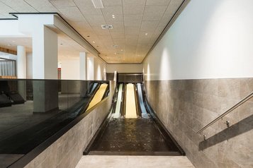 Breite Wasserrutsche Trio Slide im modernen Badebereich des Familienhotel Oberkarteis.