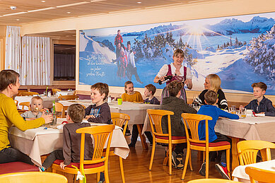Die Kinder essen im Restaurant im Familienhotel Sonne Bezau Vorarlberg.