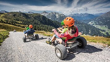 Mit den ZirbenCarts am Hochzeiger geht es rasant den Berg hinunter.