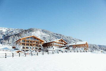 Familienhotel Almfamilyhotel Scherer in Tirol im Wintert bei Sonnenschein.