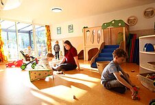 Kinder spielen im Happy-Club von Monikas Ferienhof.
