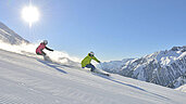 Vorarlberg im Winter: Skifahren in Suben. Flitzt gemeinsam die Skipisten hinunter und genießt die wärmenden Sonnenstrahlen.