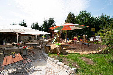 Biergarten mit angrenzenden Kinderspielplatz rund um das Familienhotel der Böhmerwald.