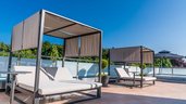 Moderne Daybeds mit Sonnenschutz auf der Dachterrasse vom Familienhotel Friedrichshof.