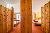 Familiensuite mit zwei separaten Schlafbereichen für Kinder und Eltern im Familienhotel Kirchheimerhof in Kärnten.