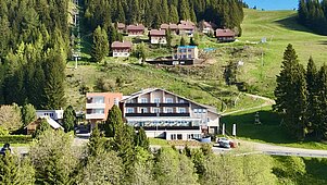 Das Hotel Alpengasthof Hochegger von außen im Sommer