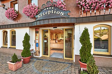 Der Eingangsbereich mit Rezeption im Familienhotel Engel im Schwarzwald.