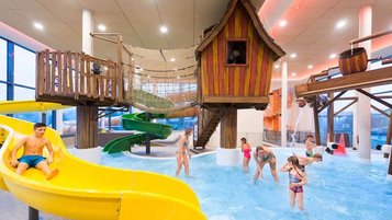 Die Wasserwelt im Familienhotel Schreinerhof im Bayerischen Wald mit zahlreichen Rutschen und Planschbecken für Kinder.