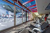 Im Ruhebereich des Wellnessbereichs im Familienhotel Zauchenseehof im Salzburger Land blickt man direkt auf die Skipiste