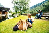 Direkt am Naturteich wartet das Familienhotel Alpura Retreat in Südtirol mit liebevollen Streicheltieren.