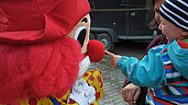 Maskottchen Happy zu Besuch bei den Kleinkindern im Familienhotel Monikas Ferienhof