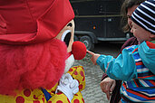 Maskottchen Happy zu Besuch bei den Kleinkindern im Familienhotel Monikas Ferienhof