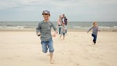 Eine Familie genießt die Zeit am Strand des Familien Wellness Hotel Seeklause an der Ostsee.