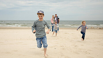 Eine Familie genießt die Zeit am Strand des Familien Wellness Hotel Seeklause an der Ostsee.