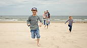 Eine Familie genießt die Zeit am Strand des Familien Wellness Hotel Seeklause an der Ostsee.