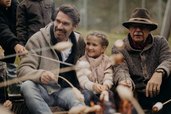 Eine Familie sitzt am Lagerfeuer des Hotel Sonngastein im Salzburger Land.