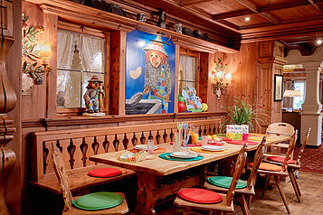 Gedeckter Kindertisch im Restaurant vom Familienhotel Hotel Tirolerhof an der Zugspitze.