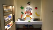 Babybuffet mit einer Auswahl an Babybreien, Mahlzeiten und Milchpulver im Familienhotel Bavaria im Allgäu.