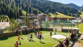 Kinder spielen Fussball im Outdoorbereich im Familienhotel Zauchenseehof im Salzburger Land