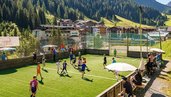 Kinder spielen Fussball im Outdoorbereich im Familienhotel Zauchenseehof im Salzburger Land