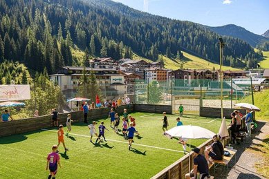 Kinder spielen Fussball im Outdoorbereich im Familienhotel Zauchenseehof im Salzburger Land