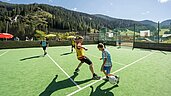 Kinder spielen Fussball im Outdoorbereich im Familienhotel Zauchenseehof im Salzburger Land
