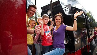 Familie fährt beim Familienurlaub im Harz mit der historischen Brockenbahn.