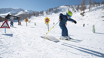 Liechtenstein im Winter: Kind auf dem Kinderskipark Malbi in Malbun.